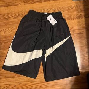 Nike oversized shorts below knee (from japan)